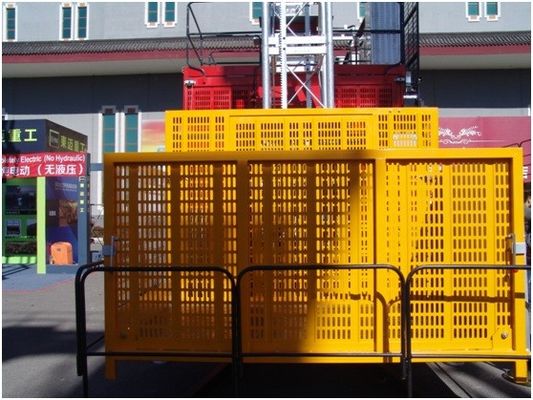 Warm gegalvaniseerde mast 21 m/min 2000 kg Rack and Pinion Construction Hoist voor materiaal