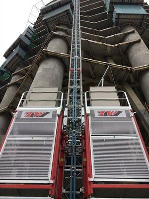 Dubbele kooien middellange snelheid met rek en pinion Gebouwhef/ 2000kgs Belasting met omvormer en warm gegalvaniseerde mast