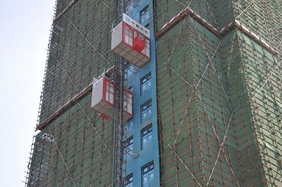 Goede prijs tandheugelconstructiehijstoestel, VFD-besturing, thermisch verzinkt 2000 kg bouwhijstoestel, 0-46 m / min passagiersmateriaalhijstoestel online